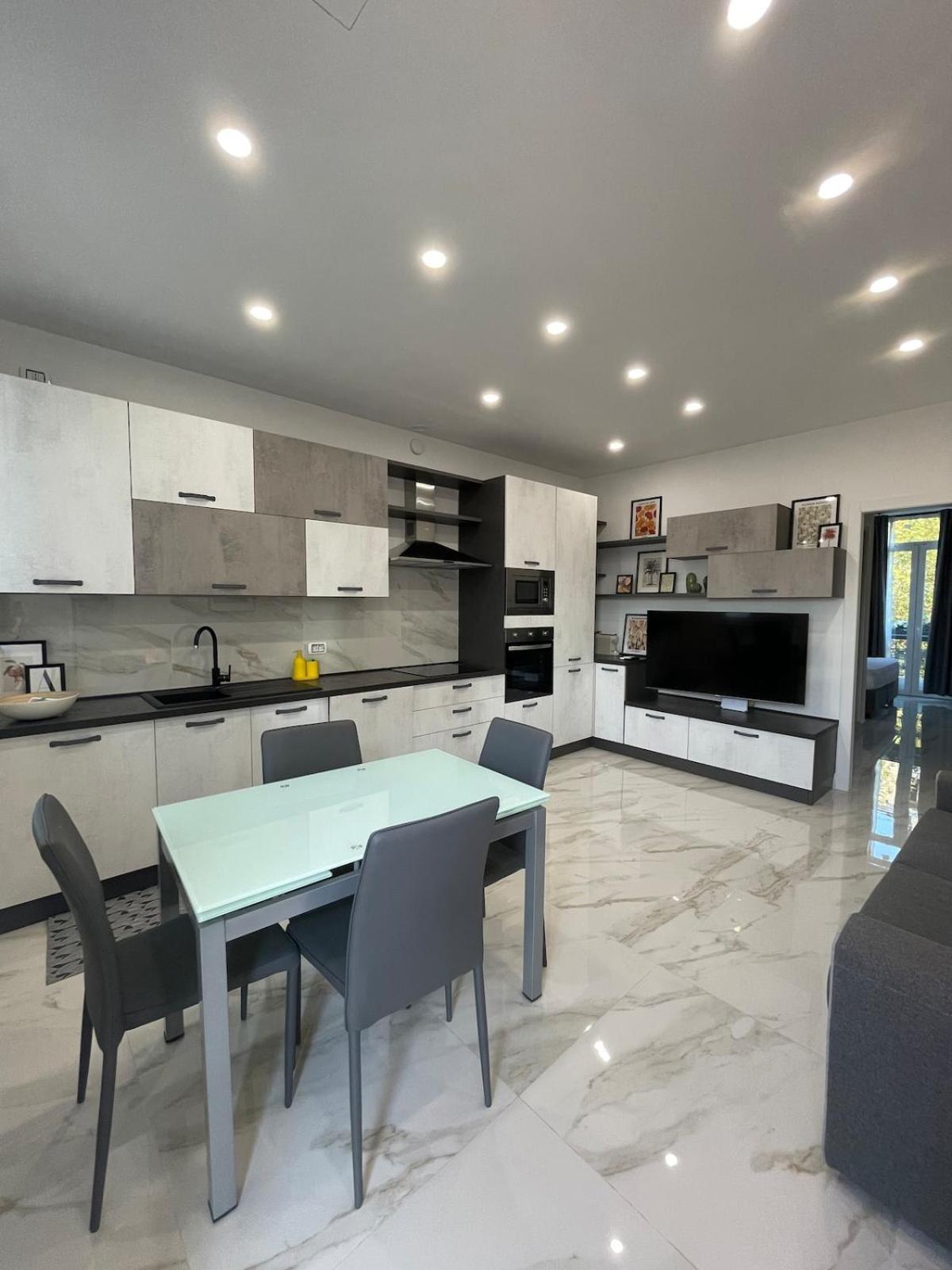 Nuovo In Viale Jenner, Luminoso E Strategico Appartement *